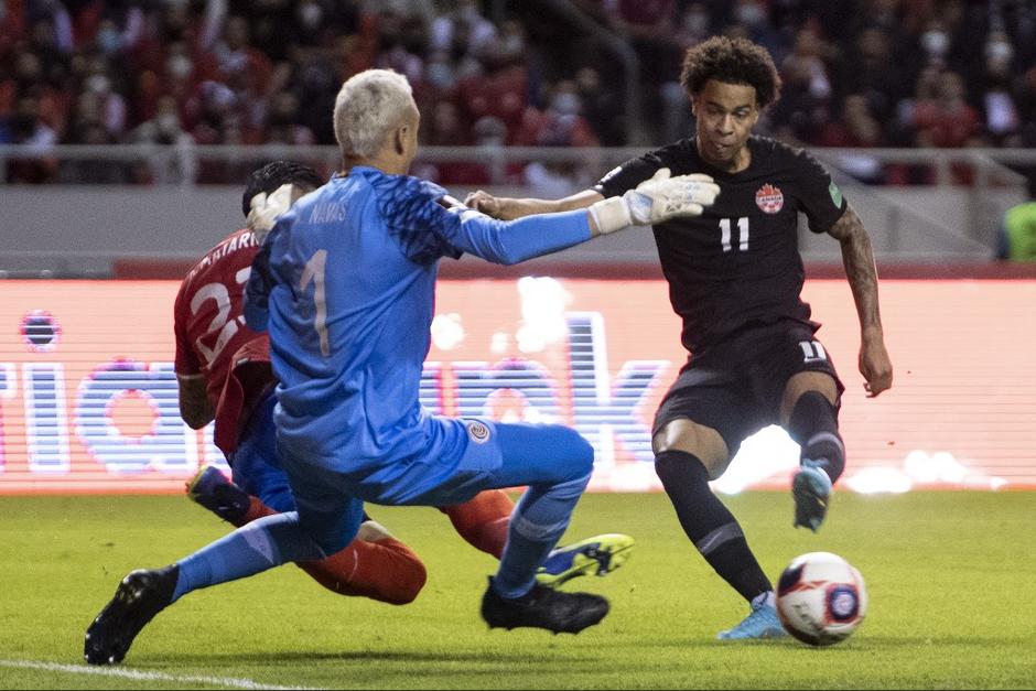El guardameta tico tuvo una noche extraordinaria para la victoria de su selección. (Foto: AFP)