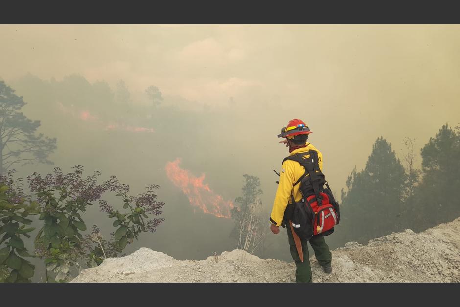 Tres bomberos quedaron atrapados cuando combatían un incendio forestal, uno sigue desaparecido. (Foto: Conred)