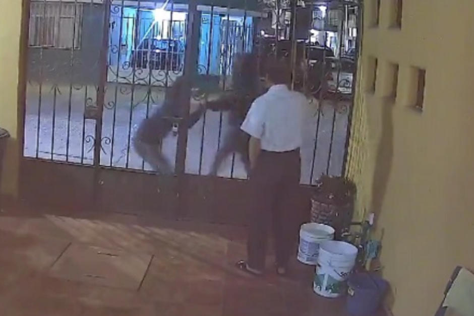 La mujer fue tomada a la fuerza mientras platicaba con un vecino. (Foto: Captura de pantalla)