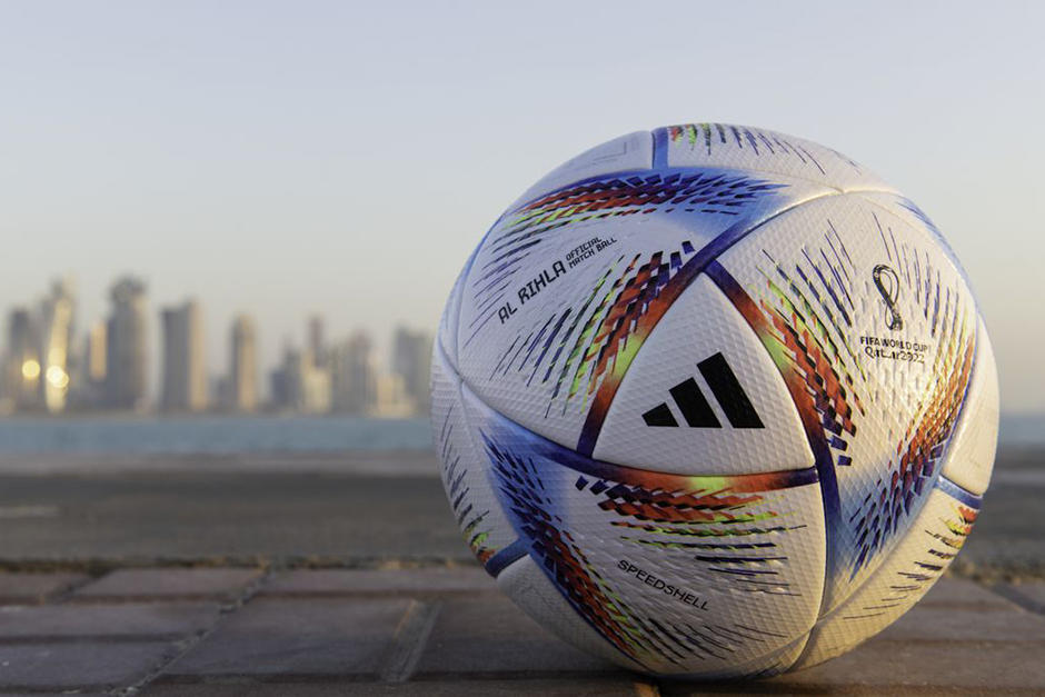 El balón del Mundial de Catar-2022 se llama Al Rihla que en español significa "El Viaje". (Foto: AFP) 