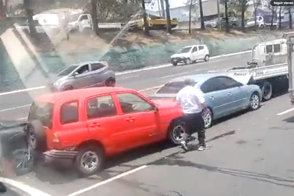 Cinco carros chocaron en cadena en el Anillo Periférico y zona 7 de la ciudad de Guatemala. (Foto: PMT) 
