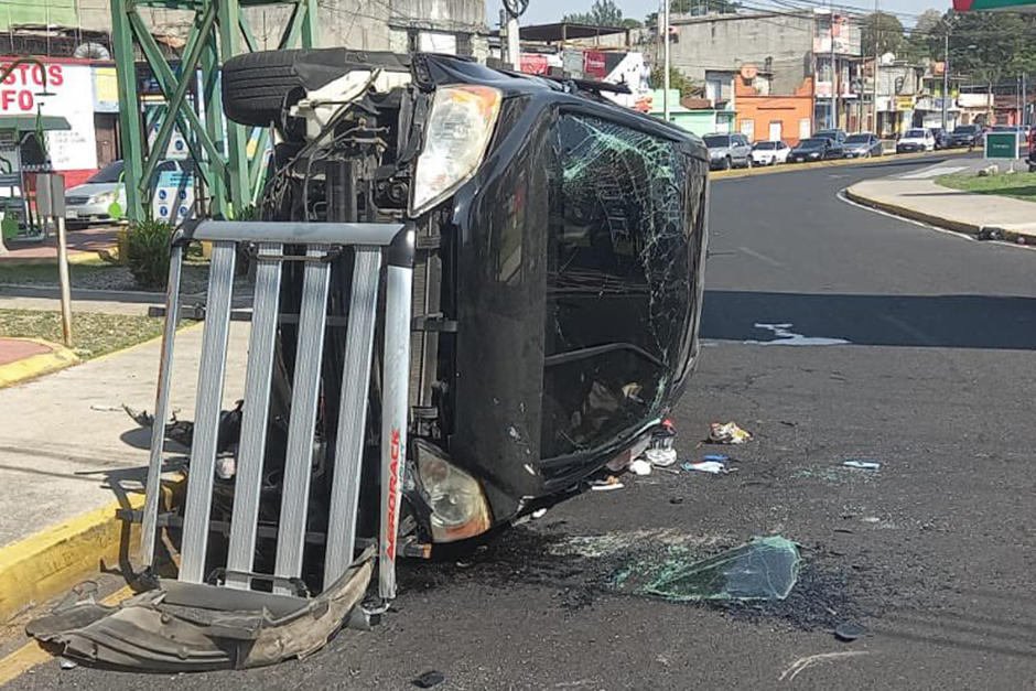 Un camión blindado que transporta valores chocó contra una camioneta familiar, la cual volcó en la ruta contraria en la zona 7. (Foto: Amílcar Montejo/PMT) 