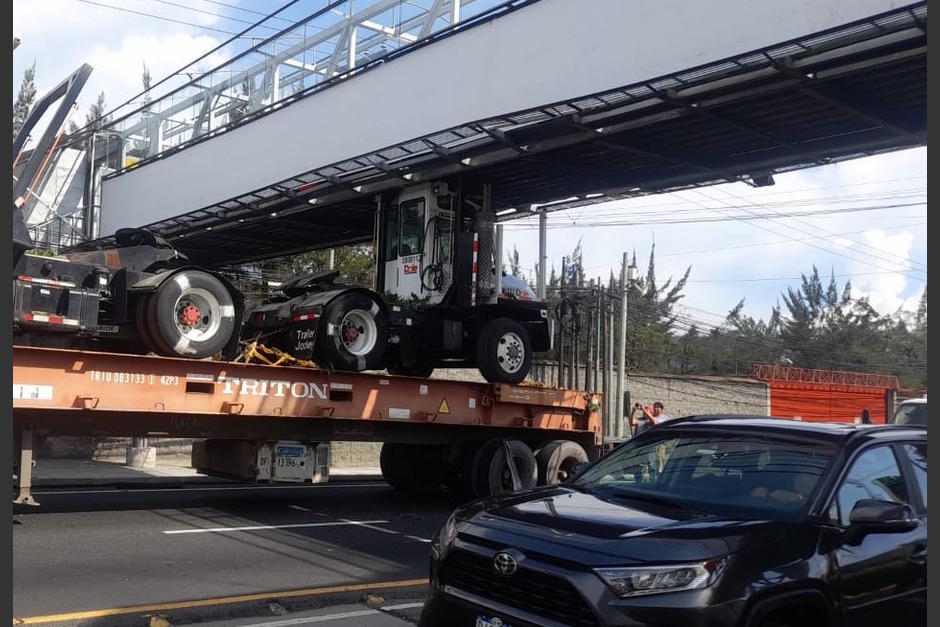 El vehículo pesado que se quedó atorado en una pasarela en la calzada Aguilar Batres. (Foto: PMT Villa Nueva)
