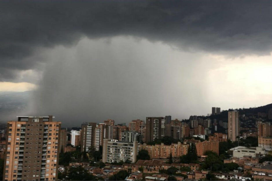 Una tormenta en Medellín, Colombia, sorprendió a los residentes de lugar y causó estragos. (Foto: Redes sociales)