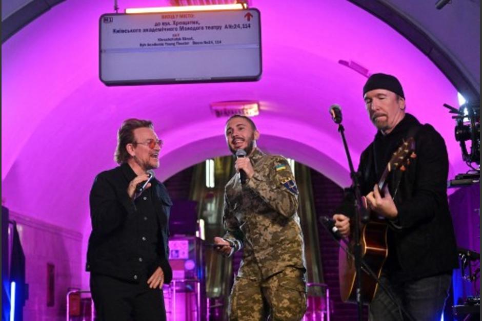 Bono, vocalista principal de la banda de rock U2, (izq.) junto a un soldado ucraniano y Antytila (Der.), líder de una banda musical ucraniana. (Foto: AFP)