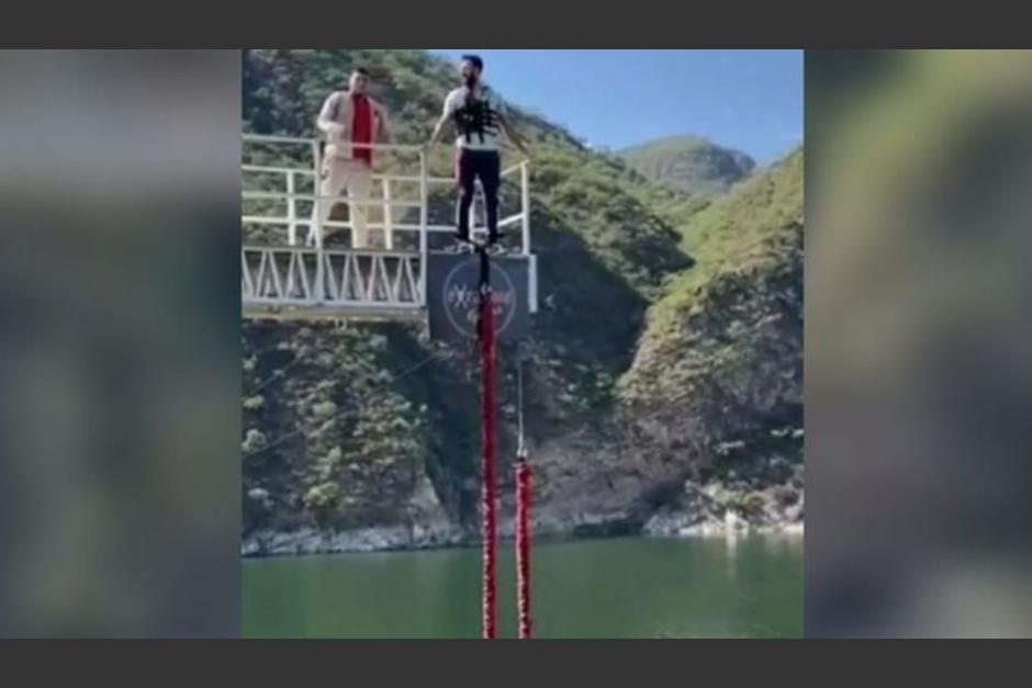 El hombre pudo haber muerto en esta arriesgada maniobra, pero para su fortuna cayó al agua. (Captura Video)