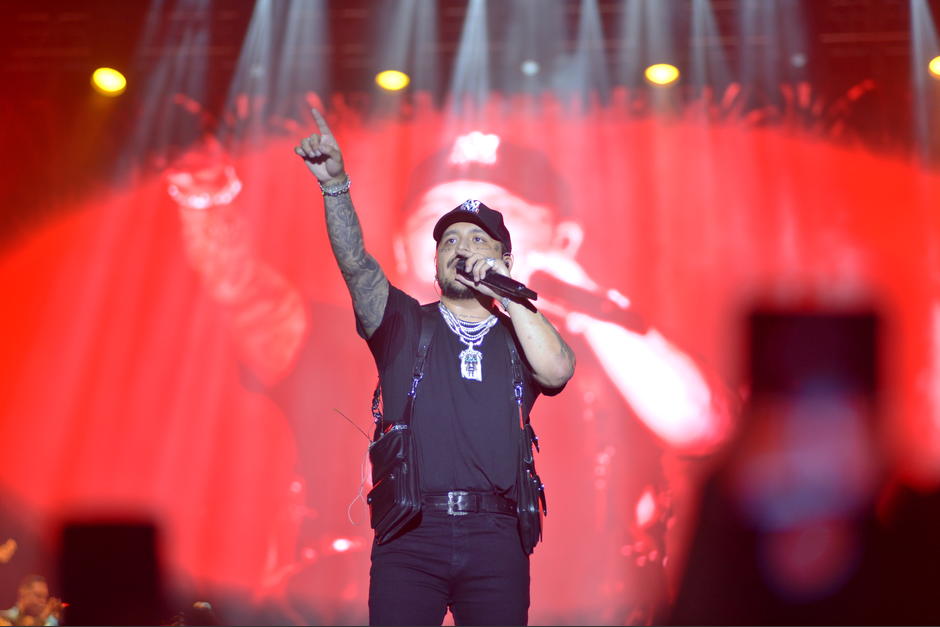 Nodal volvió a sorprender a los guatemaltecos, pero también estuvo a punto de caer en el escenario. (Foto: Byron de la Cruz/Nuestro Diario)