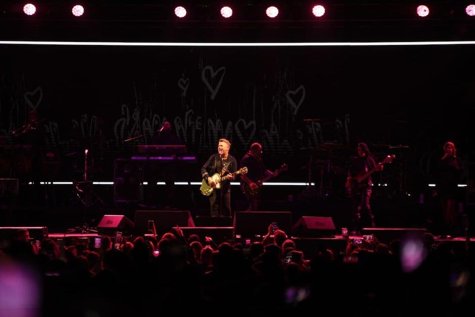 Esto dedicó el español a sus fans. (Foto: Wilder López/Soy502)