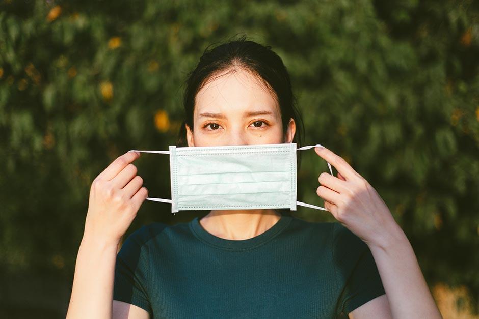 Los médicos recomiendan a los guatemaltecos no bajar la guardia y continuar con medidas para evitar el contagio del Covid-19. (Foto: Shutterstock)