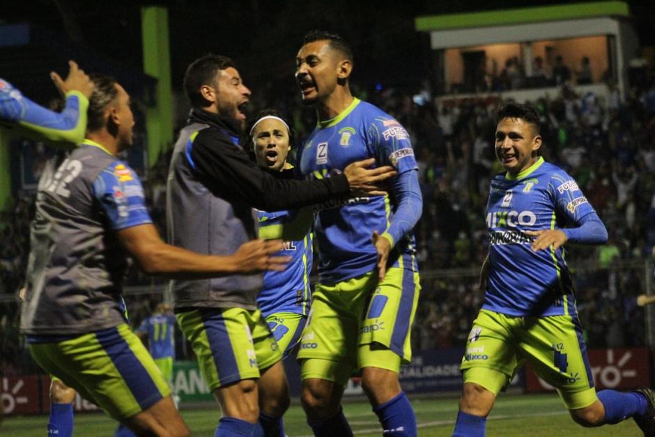 Marquense y Mixco se pelearon el ascenso a la Liga Mayor en un aguerrido partido que se jugó bajo la lluvia y se definió por penales. (Foto: Cindy Alonso)