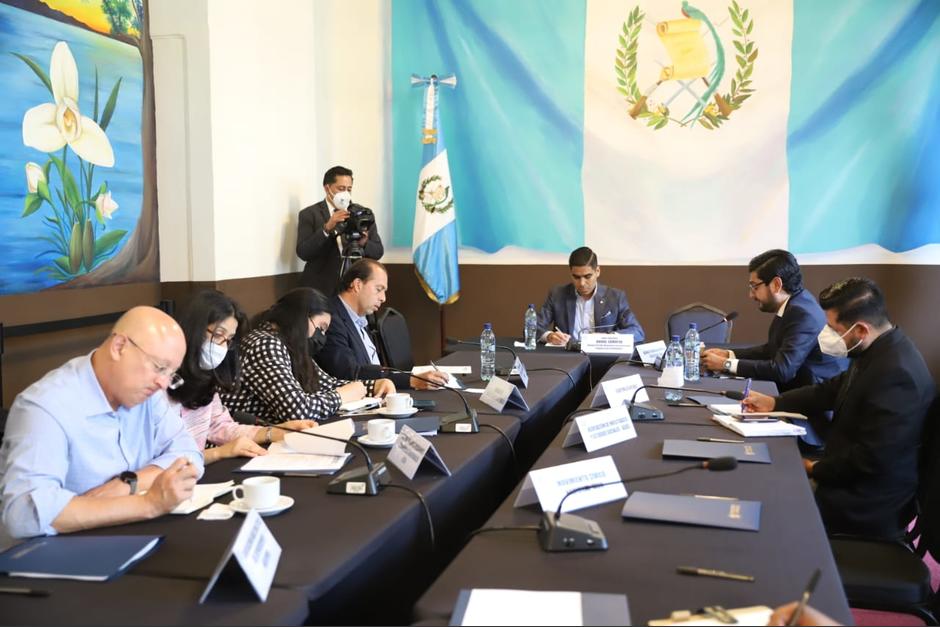 El diputado Aníbal Samayoa en reunión técnica con representantes de diferentes organizaciones en el análisis de la Ley de Cabildeo. (Foto: Congreso de la República) 
