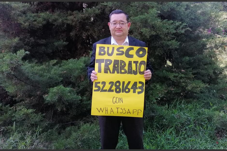 Julio Santos, elaboró un cartel indicando que buscaba trabajo. Varios lo contactaron para ofrecerle una plaza laboral. (Foto: Tomada de Facebook)