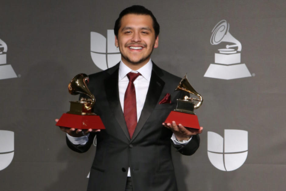 Christian Nodal brindó con sus gramm con un amigo. (Foto: Oficial)