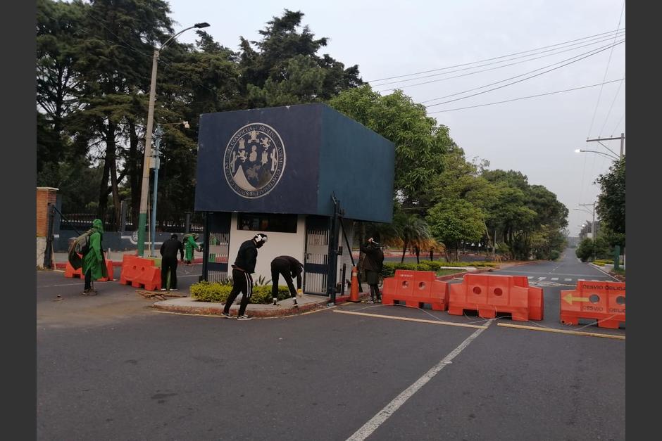 Los accesos a la Universidad fueron bloqueados. (Foto: @tejidousac/Twitter) 