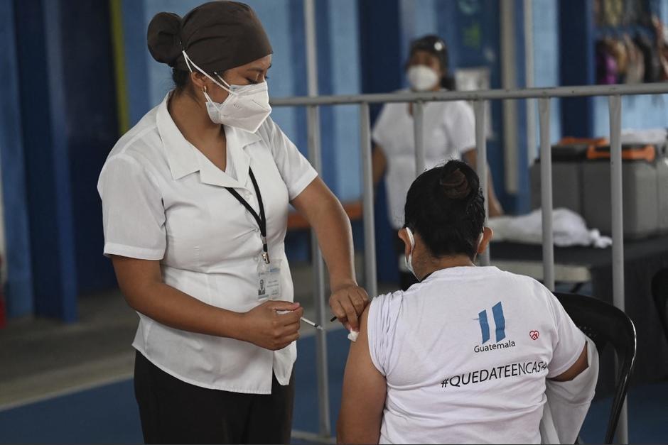 Personal del Ministerio de Salud aplica vacuna contra Covid-19. (Foto: AFP) 