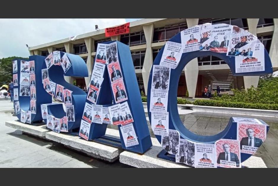 Estudiantes de diferentes Facultades y Escuelas, manifestaron en contra de la elección de Walter Mazariegos como Rector. (Foto: Wilder López/Soy502) 
