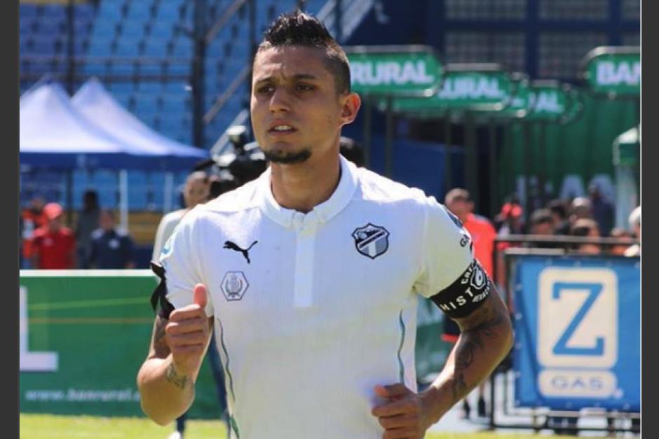 José Contreras ayudó a Jorge Aparicio a salir de las instalaciones del Estadio Doroteo Guamuch Flores tras la lesión sufrida en el partido de clasificación a la final de Liga Mayor. (Foto: Archivo)