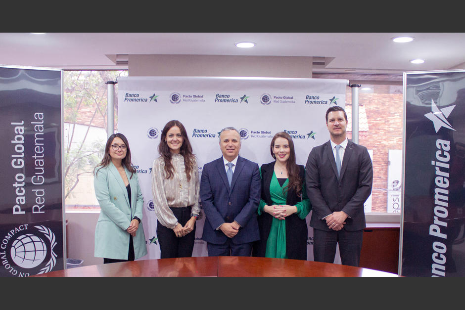 Karen Chinchilla, Claudia Asensio, Edgar Bran, Verónica Alarcón y Andrés Cordón. (Fotografía cortesía: Banco Promerica)