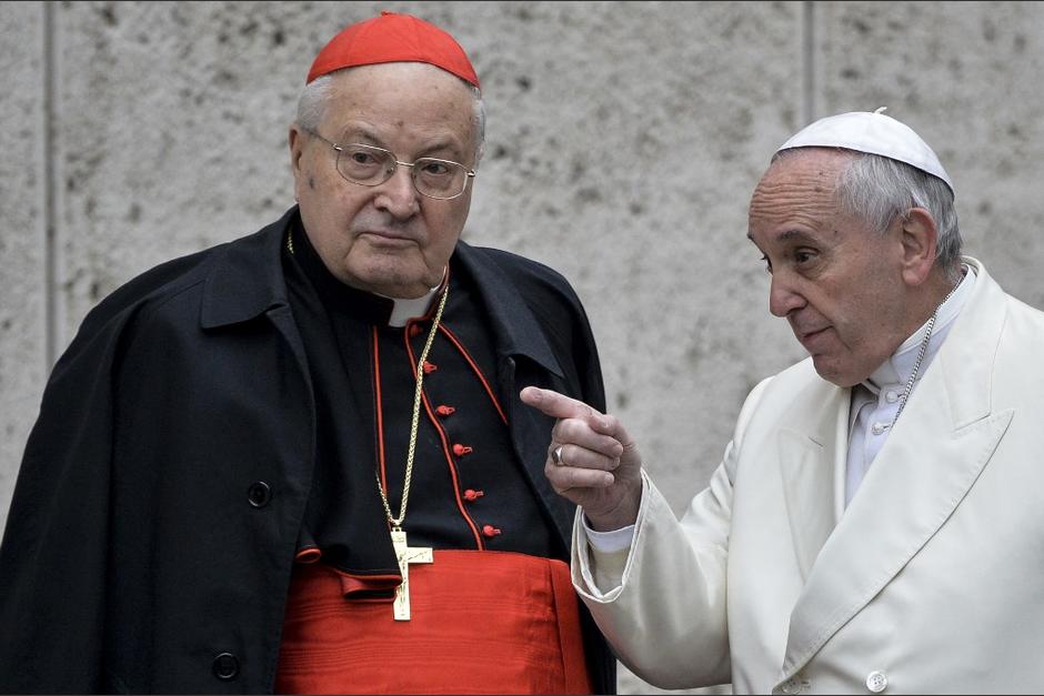 El cardenal Sodano al lado del papa Francisco en una fotografía de archivo. (Foto: AFP)