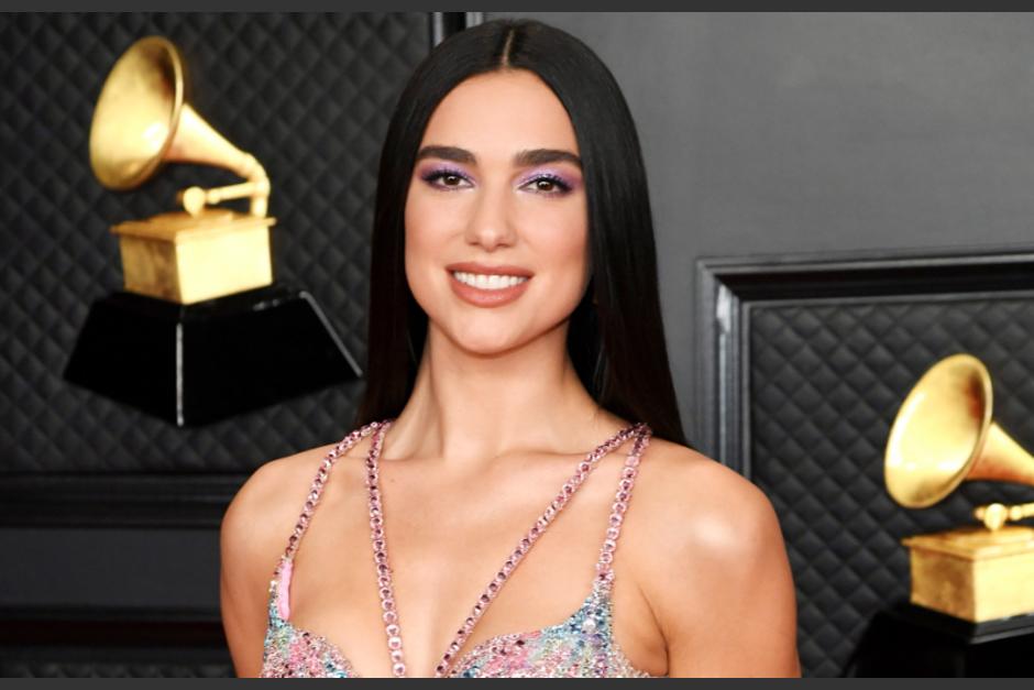 Dua Lipa sufrió una caída durante un concierto en Italia. (Foto: People) 