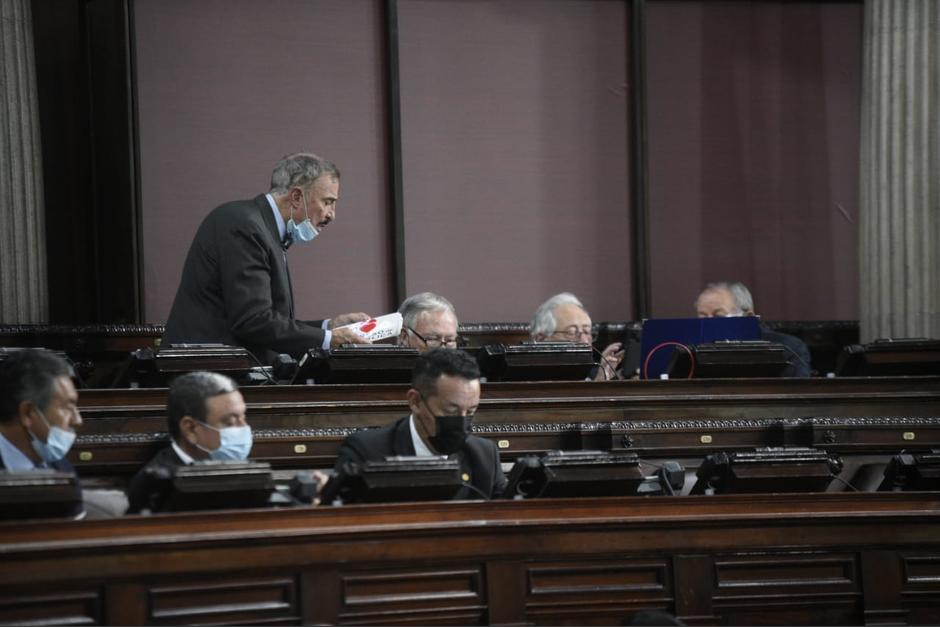 El exdiputado Fernando Linares Beltranena acudió a la sesión solemne en el Congreso. (Foto: Wilder López/Soy502) 