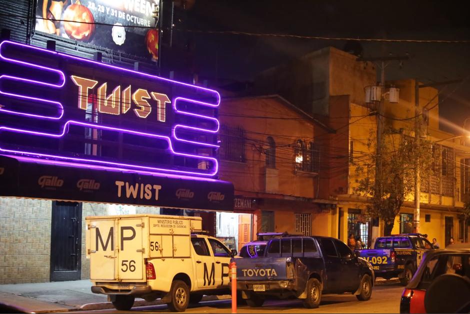 Cuatro personas fueron capturadas en un operativo en el bar Twist. (Foto: PNC)
