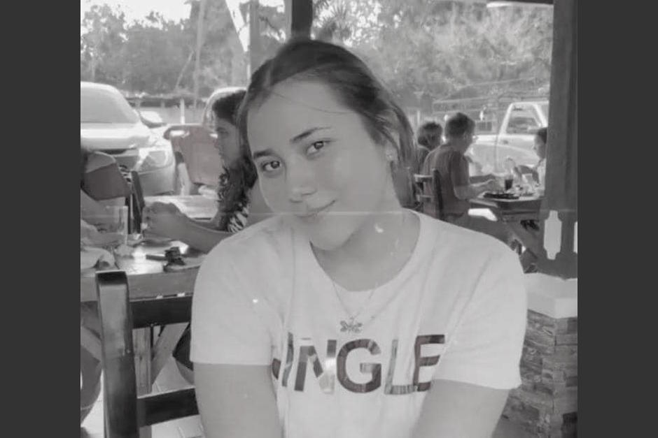 Por causas que se desconocen, la joven cayó del balcón de un apartamento en Quetzaltenango. (Foto: redes sociales)