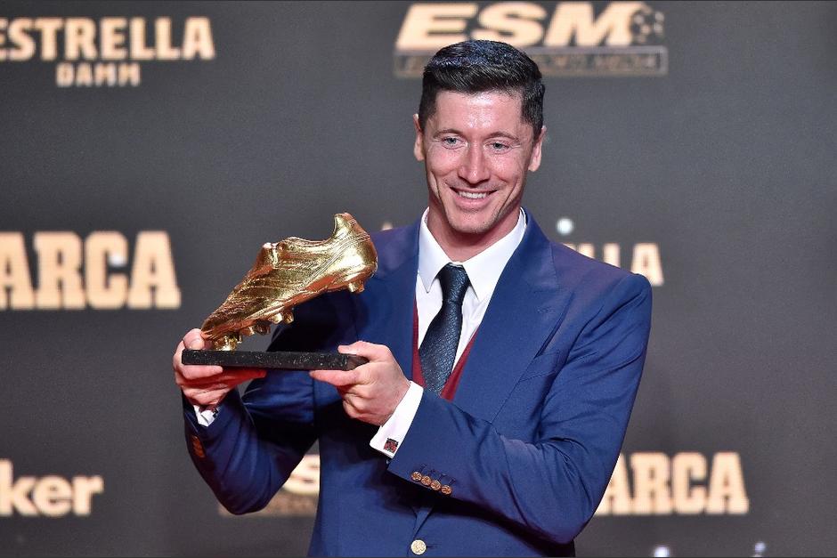 Robert Lewandowski recibe bota de oro por máximo goleador. (Foto: AFP)