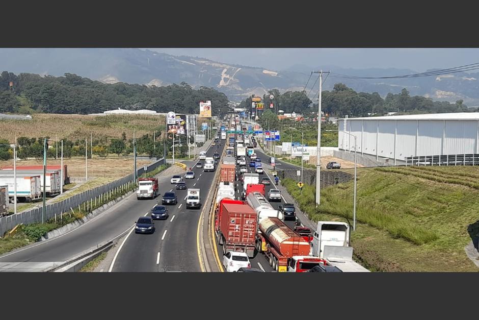 El tráfico en Villa Nueva es intenso debido a trabajos de bacheo. (Foto: PMTVilla Nueva) 