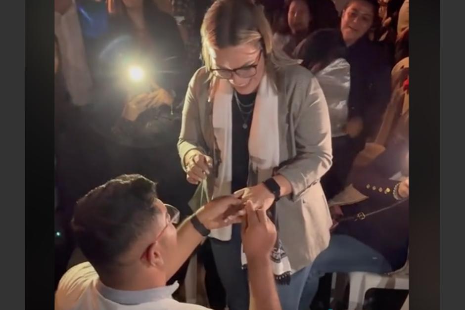 La propuesta de matrimonio en el primer concierto de Ricardo Arjona en Guatemala se ha viralizado. (Foto: captura de pantalla) 