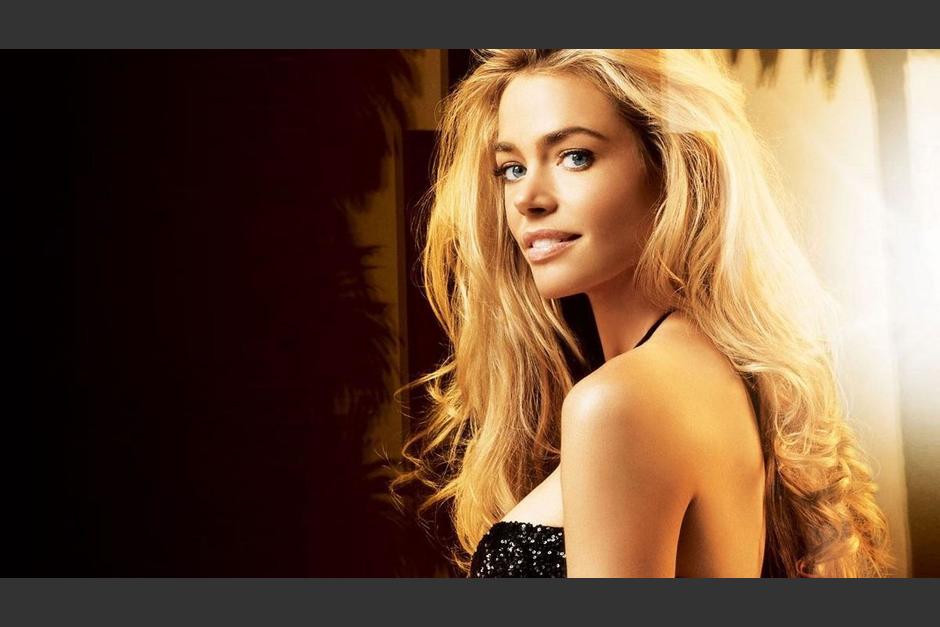 La actriz Denise Richards confirmó estar sana y salva tras ser atacada a balazos en su vehículo. (Foto: Apple Tv)
