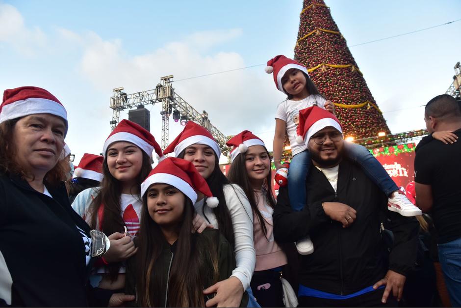 Decenas de personas acudieron a la inauguración del Árbol Gallo en el Obelisco. (Foto: Fredy Hernández/Soy502)