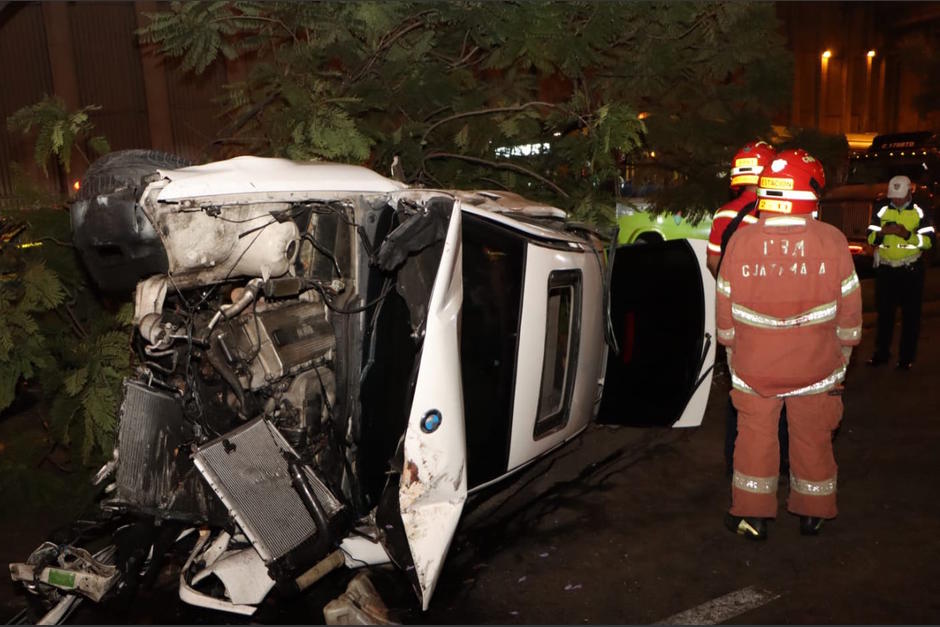Dos personas murieron en un fuerte accidente de tránsito en el Anillo Periférico. El paso por el lugar es complicado. (Foto: Bomberos Municipales)