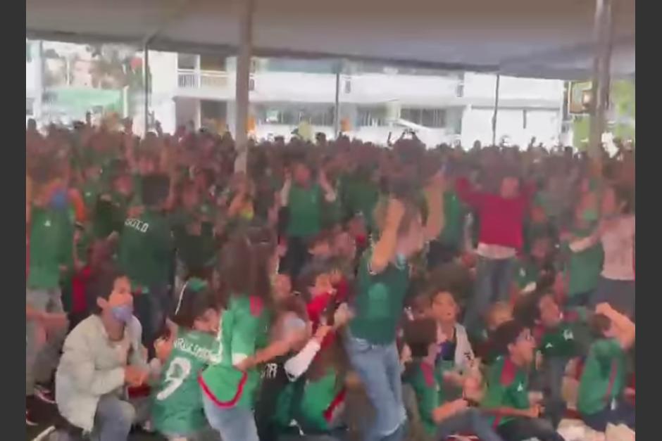 Así reaccionó un grupo de niños durante la atajada del portero mexicano Memo Ochoa, durante el partido contra Polonia. (Foto: captura de video)