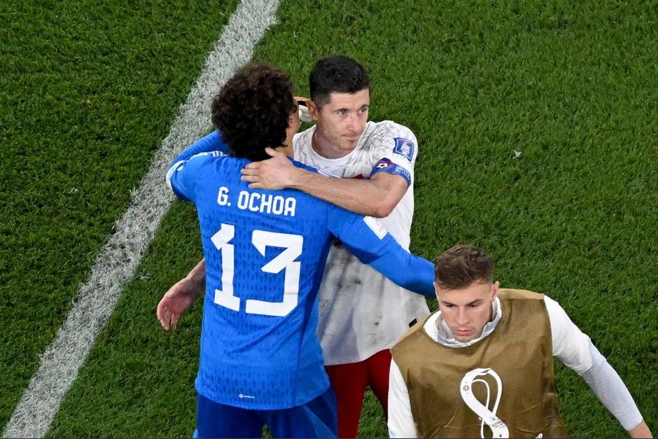 Guillermo Ochoa le detuvo un penal a Robert Lewandowski en el partido que terminó empatado sin goles. (Foto: AFP)