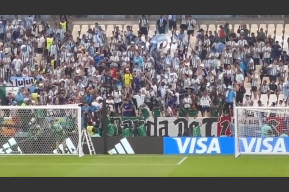 Aficionados mexicanos y argentinos se enfrentan porque estos últimos intentaron quitar una bandera mexicana en el estadio de Luisail en Qatar. (Foto: captura de video)