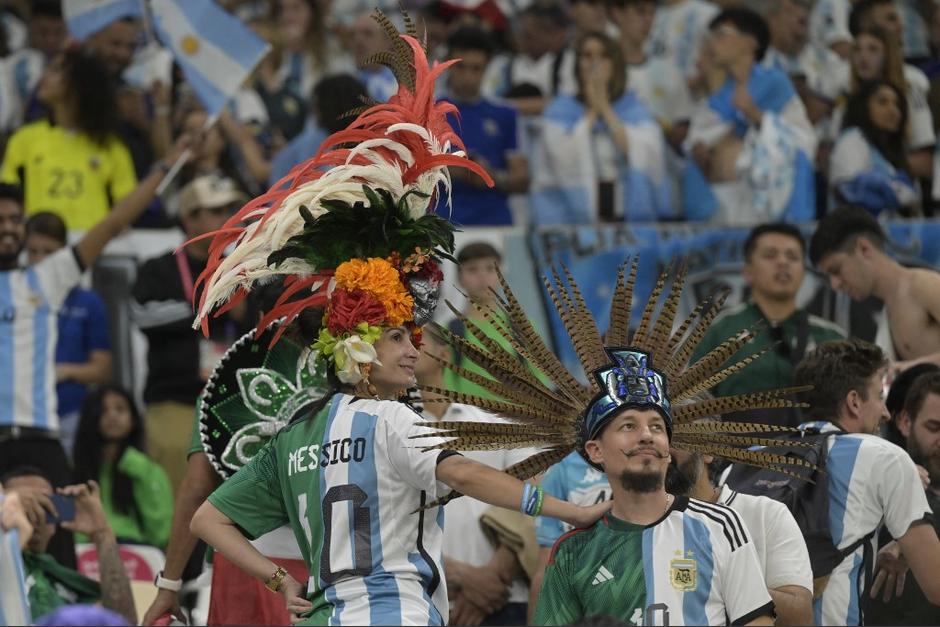Argentinos y mexicanos llenaron el estadio Lusail para observar el juego. (Foto: AFP) 