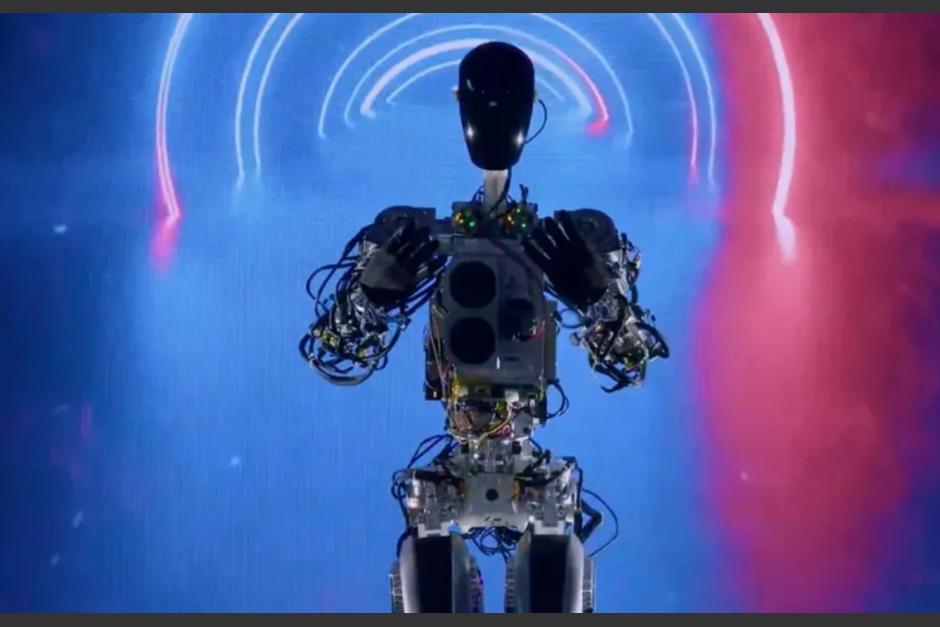 Elon Musk presentó a "Optimus", su robot humanoide. (Foto: Marca)