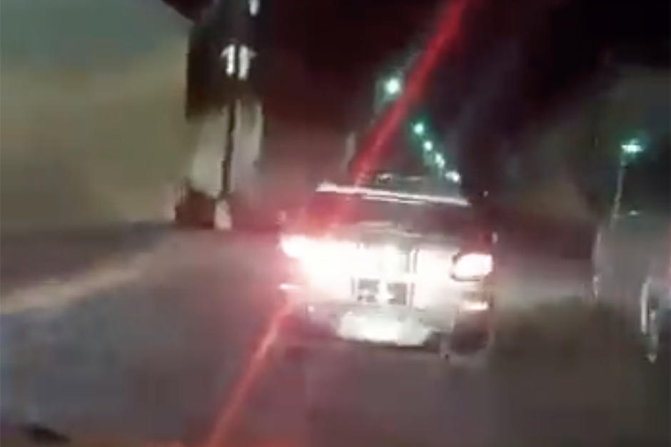 La PMT de la Antigua Guatemala protagonizó una persecución contra un auto que conducía contra contra la vía. (Foto: redes sociales)