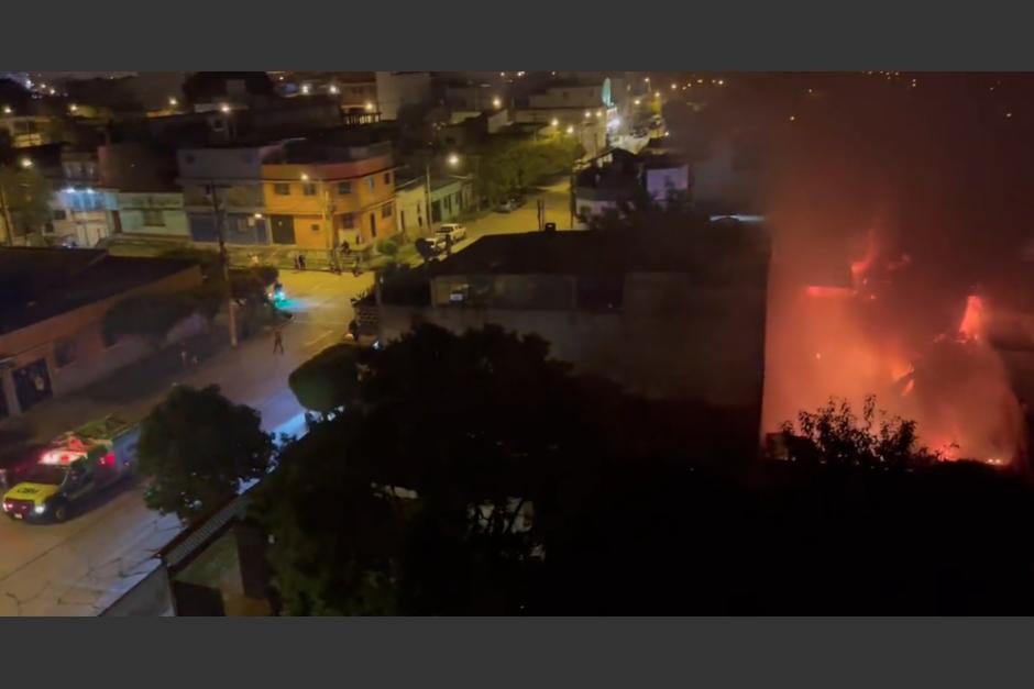 El incendio se registró en horas de la madrugada de este jueves. (Foto: cortesía/Soy502) 