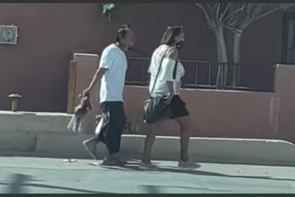 Una joven "sacó a pasear" a su novio con un cinturón en el cuello. (Foto: Captura de pantalla)