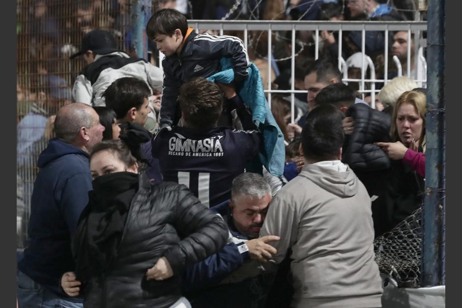 Un muerto en duelo suspendido por incidentes entre Gimnasia y Boca por la Liga argentina. (Foto: AFP) 