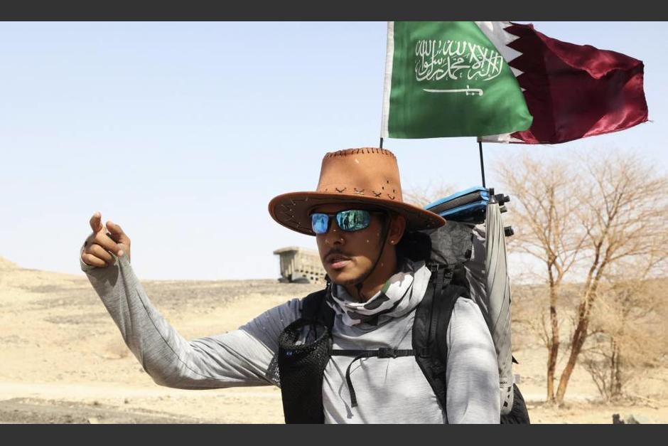 Un aficionado saudita en caminata hacia Catar para el Mundial de fútbol. (Foto: AFP) 