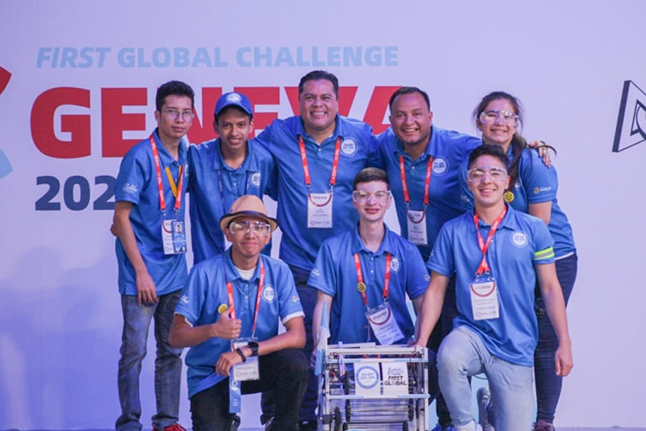 Los jóvenes alzaron la bandera del país en la noche de inauguración. (Foto: First Global Challenge Guatemala)