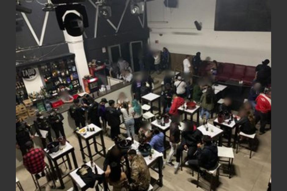 Unas 250 personas fueron detenidas en redadas a dos discotecas ubicadas en las zonas 9 y 10 capitalina. (Foto: PNC)