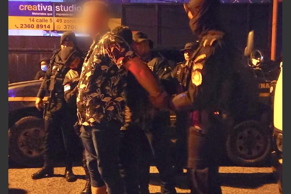 Además de los detenidos, las autoridades localizaron drogas en uno de los parqueos de los recintos allanados. (Foto: PNC)