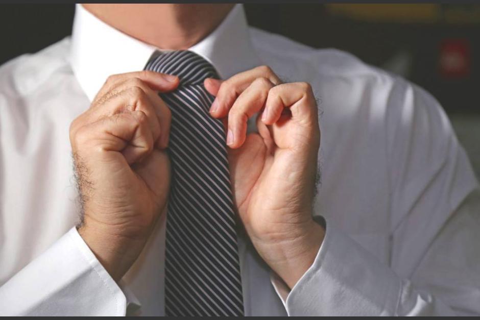 Un truco fácil y rápido para anudar una corbata se popularizó en redes sociales. (Foto: Matrimonio)