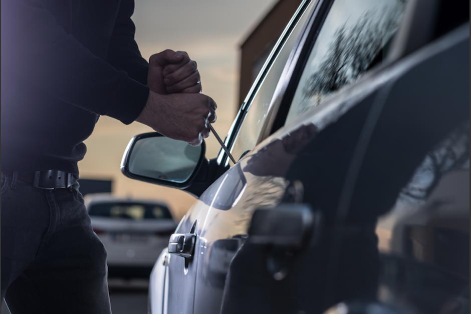 Los hombres ubican el carro e intentan robárselo, sin embargo la alarma frustra su objetivo. (Foto: Ilustrativa/Shutterstock) 