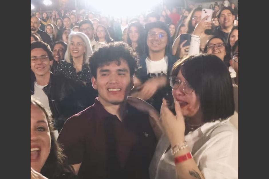 Una pareja se comprometió durante el concierto de Lasso en Guatemala. (Foto: captura video)