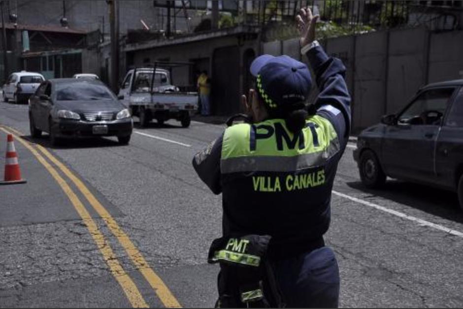 Un agente de tránsito de la PMT de Villa Canales causó sensación en redes sociales por tener un inesperado gesto con un perro que tenía dificultad para cruzar una calle. (Foto: Archivo/Soy502)